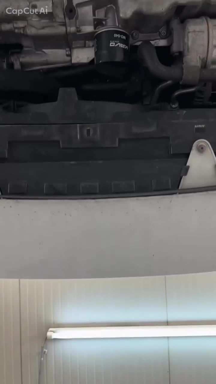 Auto auf der Hebebühne, Blick auf den Unterboden