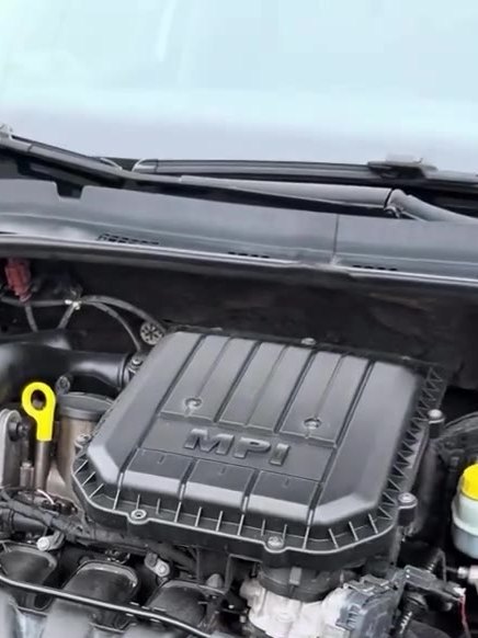 Geöffneter Motorraum mit Motorabdeckung „MPI“