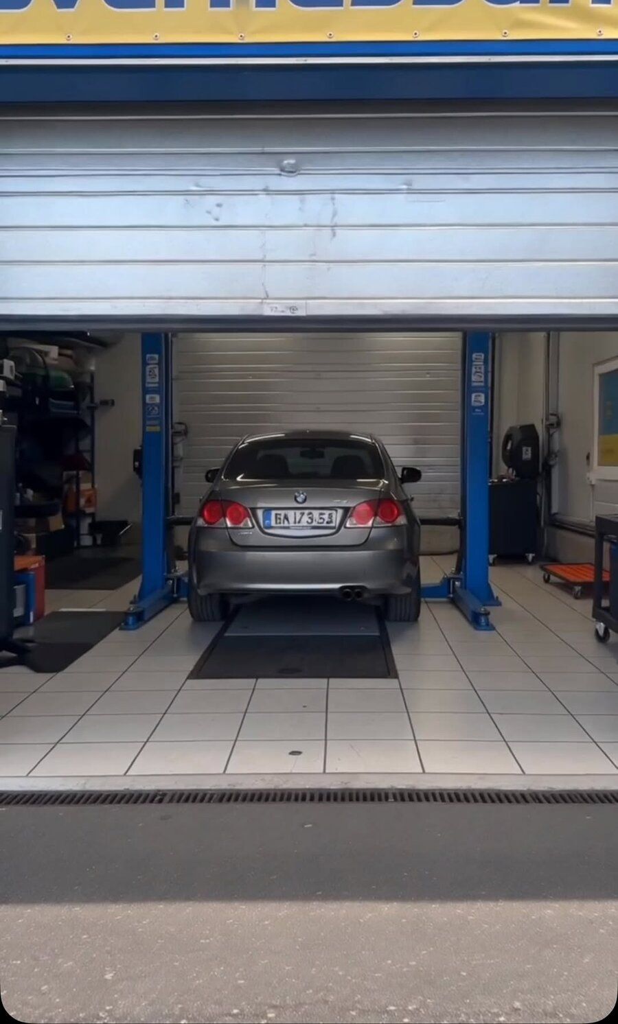 Werkstattbox mit Hebebühne